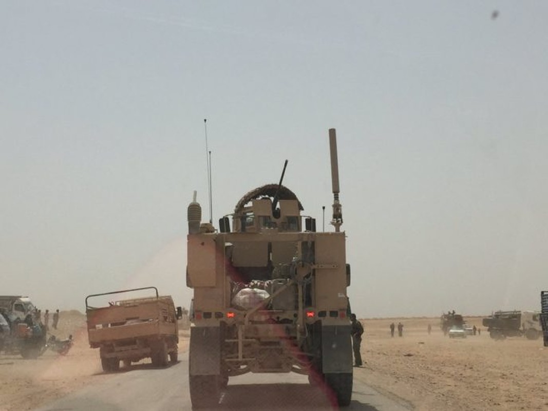 Anh: Doan xe My chuyen vu khi cho SDF o Raqqa-Hinh-3